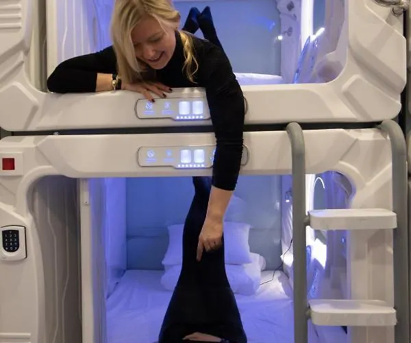 ホステル Capsule *